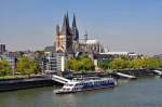 Kln Rheinpromenade an der Altstadt mit Kirche  Gro St.