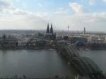 In der Mitte der Klner Dom, im Hintergrund der Fernsehturm, im Vordergrund die Hohenzollernbrcke.