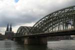 Die Kölner Hohenzollernbrücke mit dem Dom am 19.03.13
