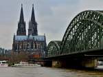 Blick von der Schäl Sick (der schlechten Seite, so nennen die Kölner das rechtsrheinische Ufer) auf den Kölner Dom und die Hohenzollernbrücke über den hochwasserführenden Rhein am 01.08.2012.