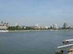 Kleiner Blick nach Köln, davor ist der Rhein zu sehen.