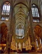 Innenraum Klner Dom - Der nicht ganz mittige Standort lsst einen Blick in den gesamten Chor zu.