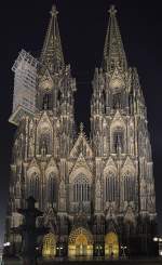 Klner Dom - Westfassade bei Nacht.