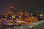 Hohenzollernbrcke am Abend in Kln, am 11.11.2015.