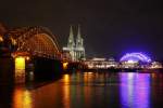 Kölner Dom und die Hohenzollernbrücke und rechts der Musical Dom am Abend in Köln, am 29.12.2015.
