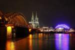 Klner Dom und die Hohenzollernbrcke und rechts der Musical Dom am Abend in Kln, am 29.12.2015.