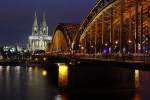 Klner Dom und die Hohenzollernbrcke am Abend in Kln am 29.12.2015.