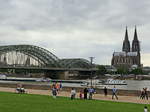 Blick in Richtung Dom und Hohenzollernbrcke von dem Rheinboulevard bei einer Rundfahrt am 29.