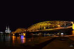 Die Hohenzollernbrcke und der Dom im nchtlichen Kln (Oktober 2011)