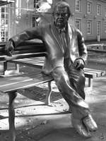 Die Bronze-Statue  des legendren Klner Schauspielers Willy Millowitsch am Eisenmarkt in Kln.