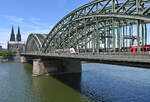 Hohenzollernbrcke mit Bahnbetrieb und der Klner Dom im Hintergrund - 12.07.2022