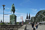 Köln - Reiterstandbild Kaiser Wilhelm I auf der Hohenzollernbrücke (Deutzer Seite), im Hintergrund der Dom - 12.07.2022