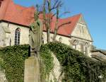 Statue des hl.Brictius vor der Pfarrkirche in Schppingen