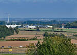 Blick von Eu-Billig ber ein Industriegebiet in Euskirchen bis zum 15 km entfernten Heimerzheim im Rhein-Sieg-Kreis.