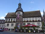 Hxter, historisches Rathaus in der Weserstrae, Rechteckbau aus verputztem Bruchstein mit Fachwerkobergeschoss, erbaut im 12.