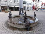 Brakel, Brunnen am Markt von Hubert Lneke, die Bronzefiguren zeigen Begebenheiten aus der Brakeler Mrchen- und Sagenwelt (05.10.2021)