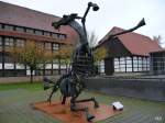 Skulptur  Der Sturz der apokalyptischen Reiter  vor dem Lippischen Landesmuseum in Detmold.