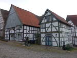 Schwalenberg, Fachwerkhuser in der Marktstrae, davor Figur der schnen Schwalenbergerin von Jacob Wedel (05.10.2021)