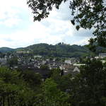 BAD LAASPHE IM ROTHAARGEBIRGE/NRW  Blick auf die Kleinstadt inmitten grüner,bewaldeter Hügel des ROTHAARGEBIRGES,mit dem Turm der  ev.