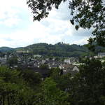 BAD LAASPHE IM ROTHAARGEBIRGE/NRW  Blick auf die Kleinstadt inmitten grner,bewaldeter Hgel des ROTHAARGEBIRGES,mit dem Turm der  ev.