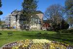 SIEGEN-OBERES SCHLOSS VON DER PARKSEITE  Viele Frhlingsblher verwandeln den Park hinter dem Oberen Schloss in Siegen in einen bunten Bltenteppich...am 17.4.22