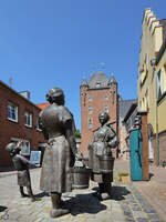 Die Skulpturengruppe  Frauen an der Wasserpumpe  in der Altstadt von Xanten.