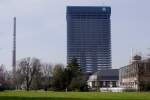 Das im Abriss befindliche Bayer-Hochhaus in Leverkusen, aufgenommen am 24.03.2012 vom Carl-Duisberg-Park aus.