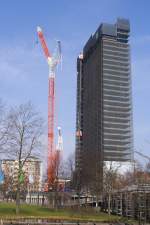 Der riesige Baukran  zerpflckt  nach und nach das im Rckbau befindliche Bayer-Hochhaus in Leverkusen! Gut ist hier bereits das Fehlen der ersten Segmente im oberen Gebudebereich zu erkennen.