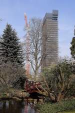 Blick vom Leverkusener  Japanischen Garten  zum im Rckbau befindlichen Bayer-Hochhaus.