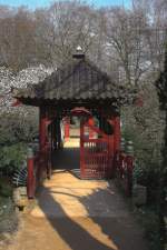 Hausbrcke im  Japanischen Garten  des Leverkusener Carl-Duisberg-Parkes, aufgenommen am 24.03.2012 von der Sdseite aus.