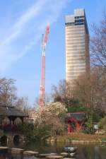 Blick am 24.03.2012 aus dem  Japanischen Garten  in Leverkusen zum im Abriss befindlichen Bayer-Hochhaus.