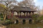 Hausbrcke im  Japanischen Garten  des Leverkusener Carl-Duisberg-Parkes.