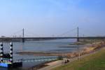 Die Rhein-Autobahnbrcke der A1 zwischen den Autobahnkreuzen Kln-Nord und Leverkusen, aufgenommen am 24.03.2012 von der  Wacht am Rhein  an der Leverkusener Rheinallee (Neuland-Park).