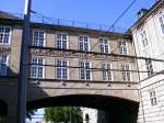 Der Mittelteil des Rathauses über der Friedrich-Ebert-Straße  