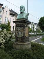 Ein grnspaniges Denkmal auf der Rheinpromenade in Knigswinter.