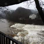 JANUAR-HOCHWASSER 2018 AM SIEG-WASSERFALL SCHLADERN  Wo man bei Niedrigwasser im Sommer gut die aufgeschichteten Felsbrocken,angefallen durch Sprengungen beim  Bau der Eisenbahnstrecke