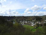 HERCHEN IM SIEGTAL-MRCHENHAFTES STDTCHEN  Von einer Anhhe ber der Stadt fllt am 15.4.2018 der Blick auf HERCHEN mit der RK-Kirche(rechts)  und der EV.