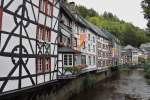 Um Bauplatz im engen Tal der Rur (ohne H) zu sparen, wurden in Monschau die Wohnhuser teilweise ber das Flussbett gebaut.