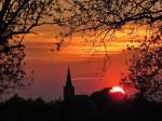 Die untergehende Sonne am Abend des 18.05.2013 in Stolberg-Breinig mit dem Kirchturm von St.