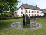 Krperich, Brunnen und Gebude an der Hubertusstrae (22.06.2022)