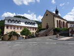 Auw an der Kyll, altes Pfarrhaus und Pfarrkirche Maria Himmelfahrt, Kirche erbaut 1739, Pfarrhaus von 1786 (23.06.2022)
