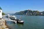 Festung Ehrenbreitstein rechtsrheinisch und das Adenauer-Ufer in Koblenz mit Schiffen - 29.09.2011