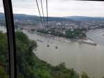 Koblenz, Blick aus der Seilbahngondel kurz nach dem Verlassen der Bergstation auf Koblenz, den Rhein, das Deutsche Eck und die Mosel rechts, Sept.2014