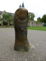 Koblenz, das Kunstwerk  der Daumen  von Cesar steht seit 1993 im Blumenhof des Ludwig-Museums, Sept.2014