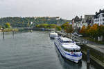 Koblenz: Mosel-Anleger am  Peter-Altmeier-Ufer  in Koblenz, im Hintergrund in voller gewaltiger Größe die Festung Ehrenbreitstein - 16.10.2017