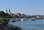 Koblenz - Peter-Altmeier-Ufer an der Mosel mit Florianskirche, Alte Burg, Balduinbrücke und Anlegestelle für Fahrgastschiffe.