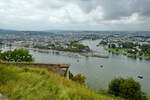 Blick auf Rhein, Mosel und die Stadt Koblenz.