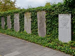 Einige Grabplatten werden im Garten der St.