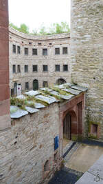 Eines der vielen Portale in der Festung Ehrenbreitstein.