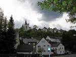 Dunkle Wolken über Reifferscheid, der 975 erstmals erwähnte Ort gehört mit über 560 Höhenmetern zu den höchstgelegenen Ortschaften in der Eifel, April 2005 